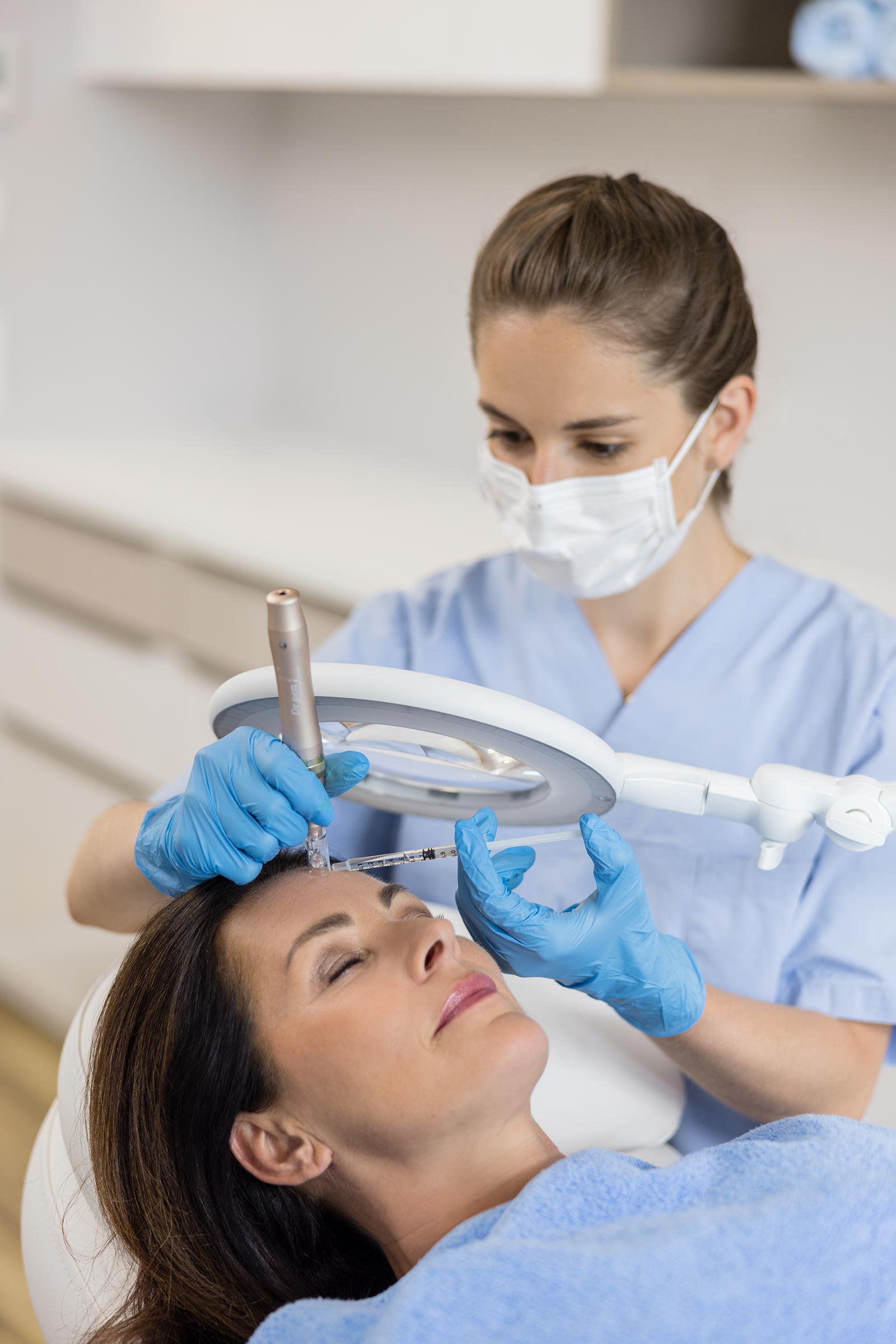 Microneedling Behandlung in einer modernen stilvollen Hautarztpraxis