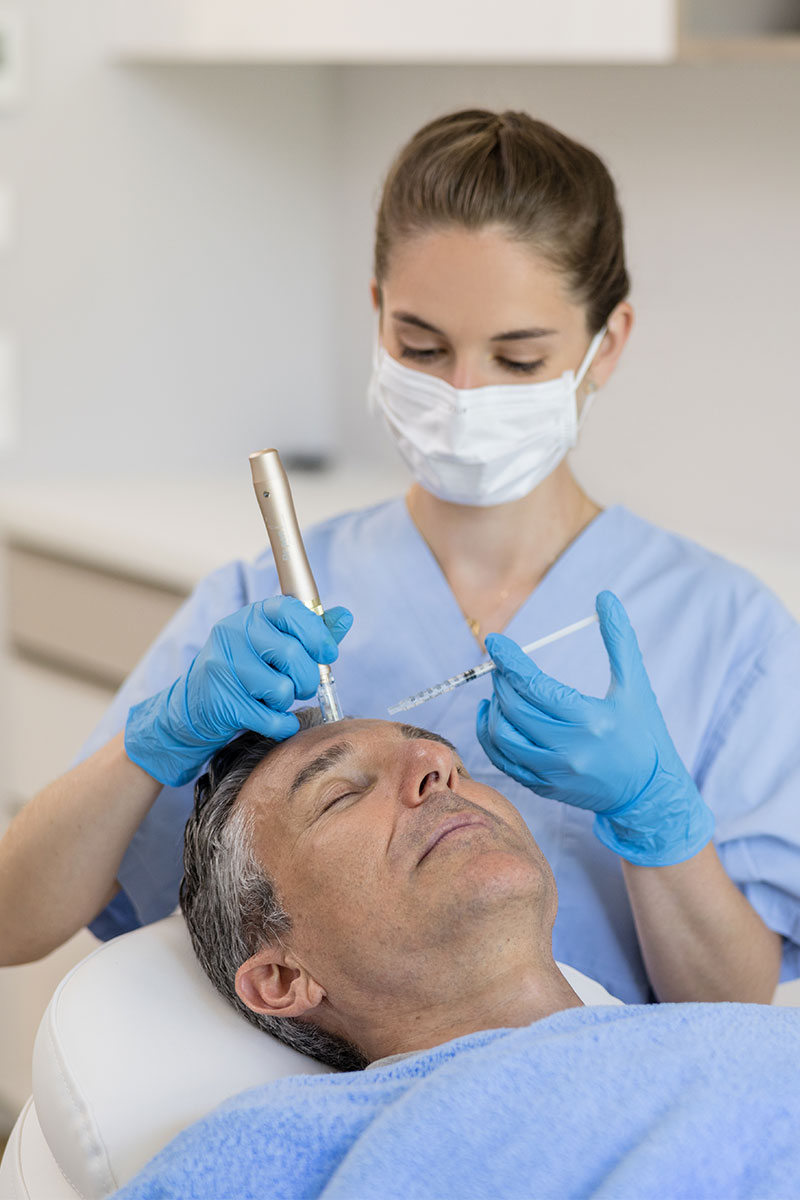 Microneedling Behandlung bei einem Mann in einer exklusiven Hautarztpraxis