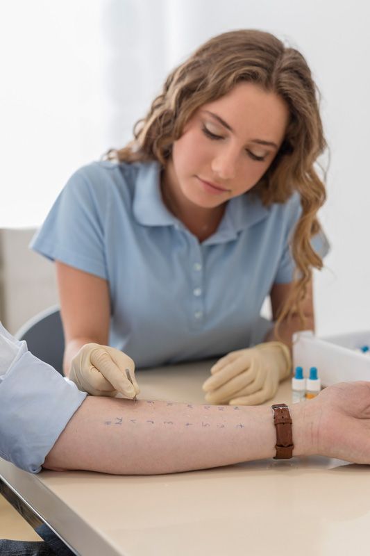 Allergien - Allergie-Test bei allergischen Symptomen auf der Haut in einer Hautarztpraxis
