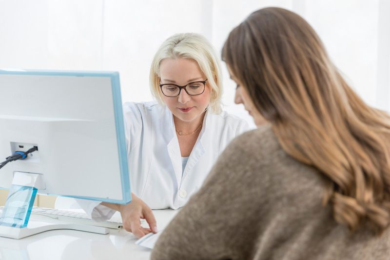 Aufklärung einer Patientin mit juckendem Ekzem durch die Dermatologin Dr. Zorn