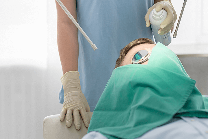 Lichttherapie der Haut mit UV-A und UV-B Licht bei einem Patienten in einer Hautarztpraxis in Kronberg