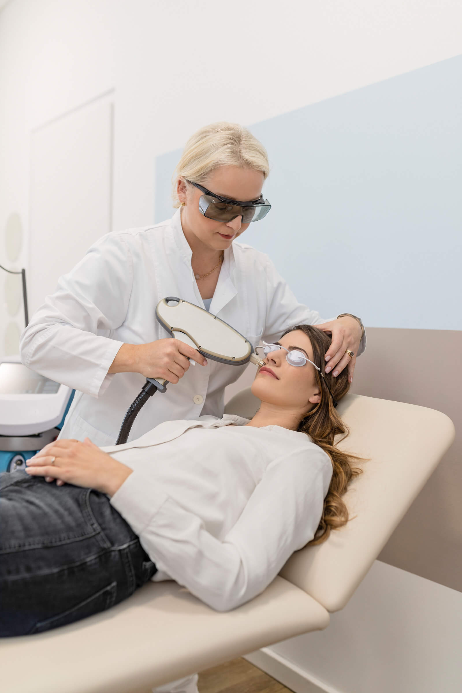Blutgefäße Lasern - Weglasern von erweiterten Äderchen, Besenreiser, Sider Naevi und Gefäßerweiterungen mit dem Laser Dermatologie