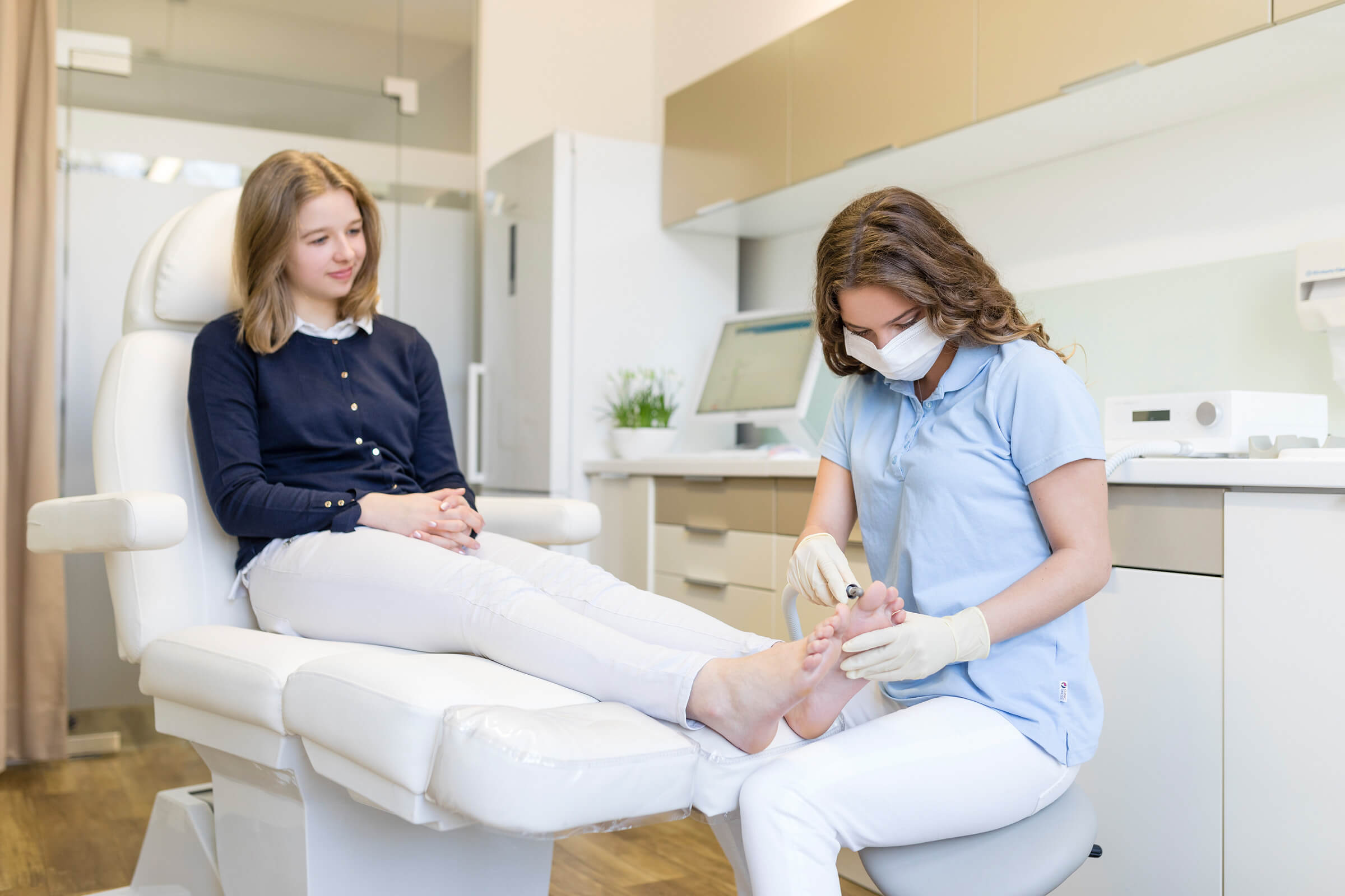 Medizinische Fußpflege bei Fußpilz mit freundlicher Patientin  - Hautarztpraxis Dr. Zorn in Kronberg 