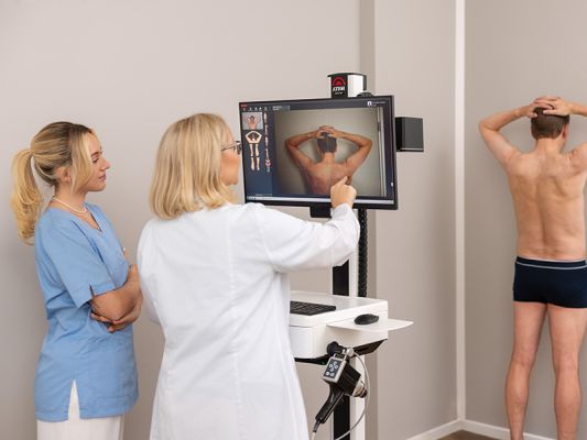 Arzt und MFA bei der Hautkrebsvorsorge mit Body Mapping (KI-gestützt) in der Hautarztpraxis Dr. med. A. Zorn in Kronberg