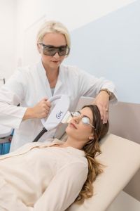Couperose Behandlung einer Patientin durch die Fachärztin für Dermatologie Dr. Andrea Zorn