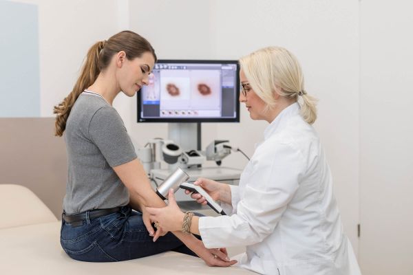 Hautkrebsvorsorge Kontrolluntersuchung Hautarzt und Patientin