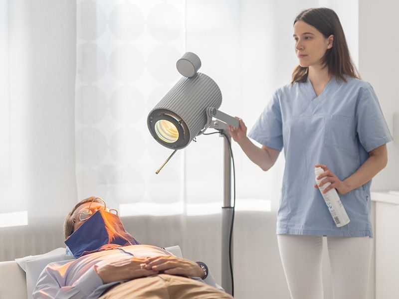 Patienten in einer Lichtkabine zur Bestrahlung bei einer Hautkrankheit in der Praxis Dr. Zorn bei Königstein im Taunus