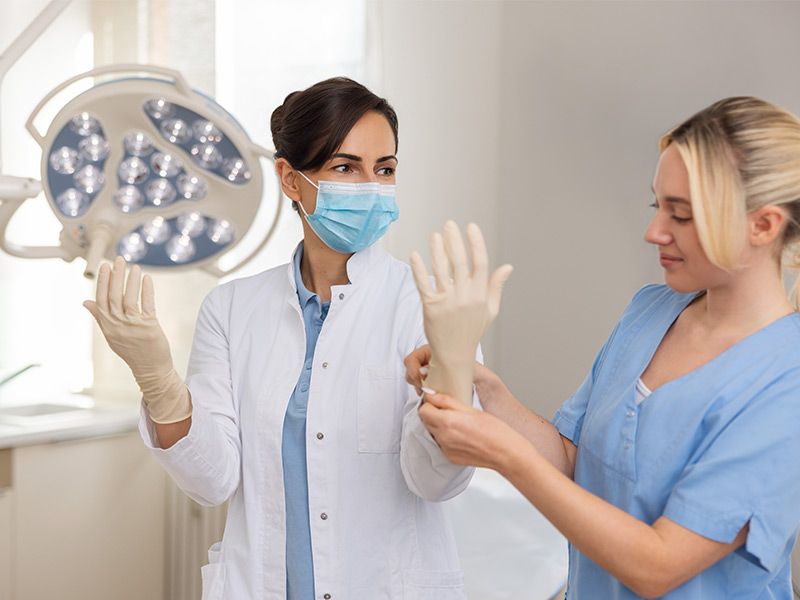 Vorbereitung einer großen ambulanten Tumor-Operation im OP-Saal der Hautarzt-Praxis Dr. Zorn in Kronberg bei Königstein und Frankfurt