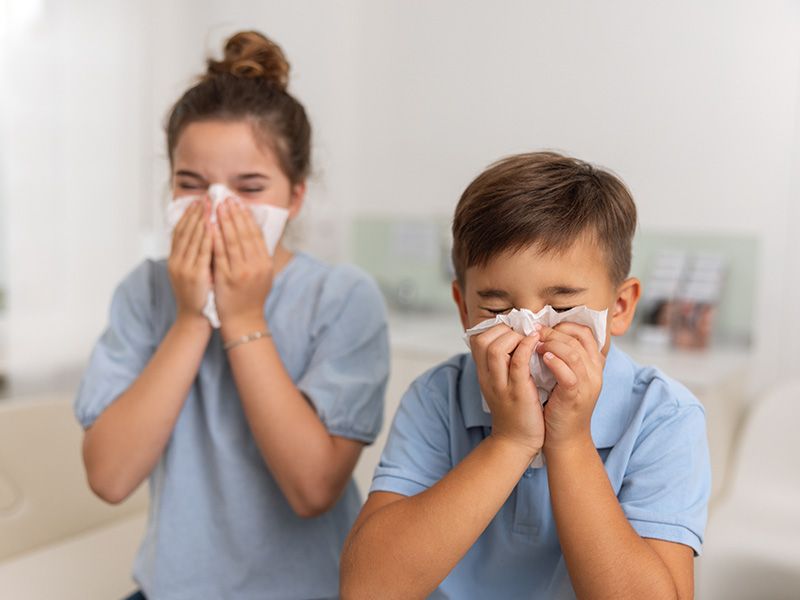Kinder mit Allergie beim Niesen